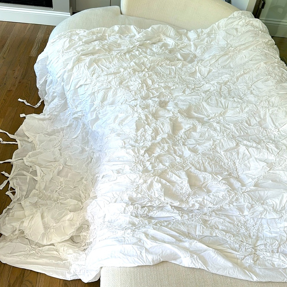 White cotton duvet cover with wrinkly face like flowers, perfect fit for any set